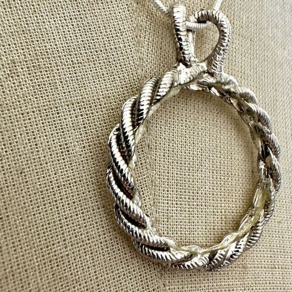 Silver tone open circle vintage pendant necklace - Picture 8 of 8